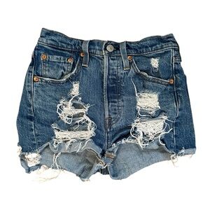 LEVI’S W 24 L 28 CUT OFF DISTRESSED DENIM SHORTS